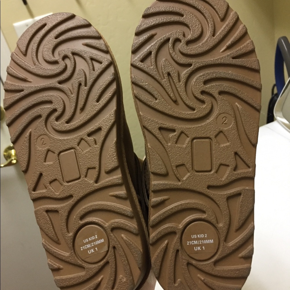 GIRLS SIZE 2Short suede boots